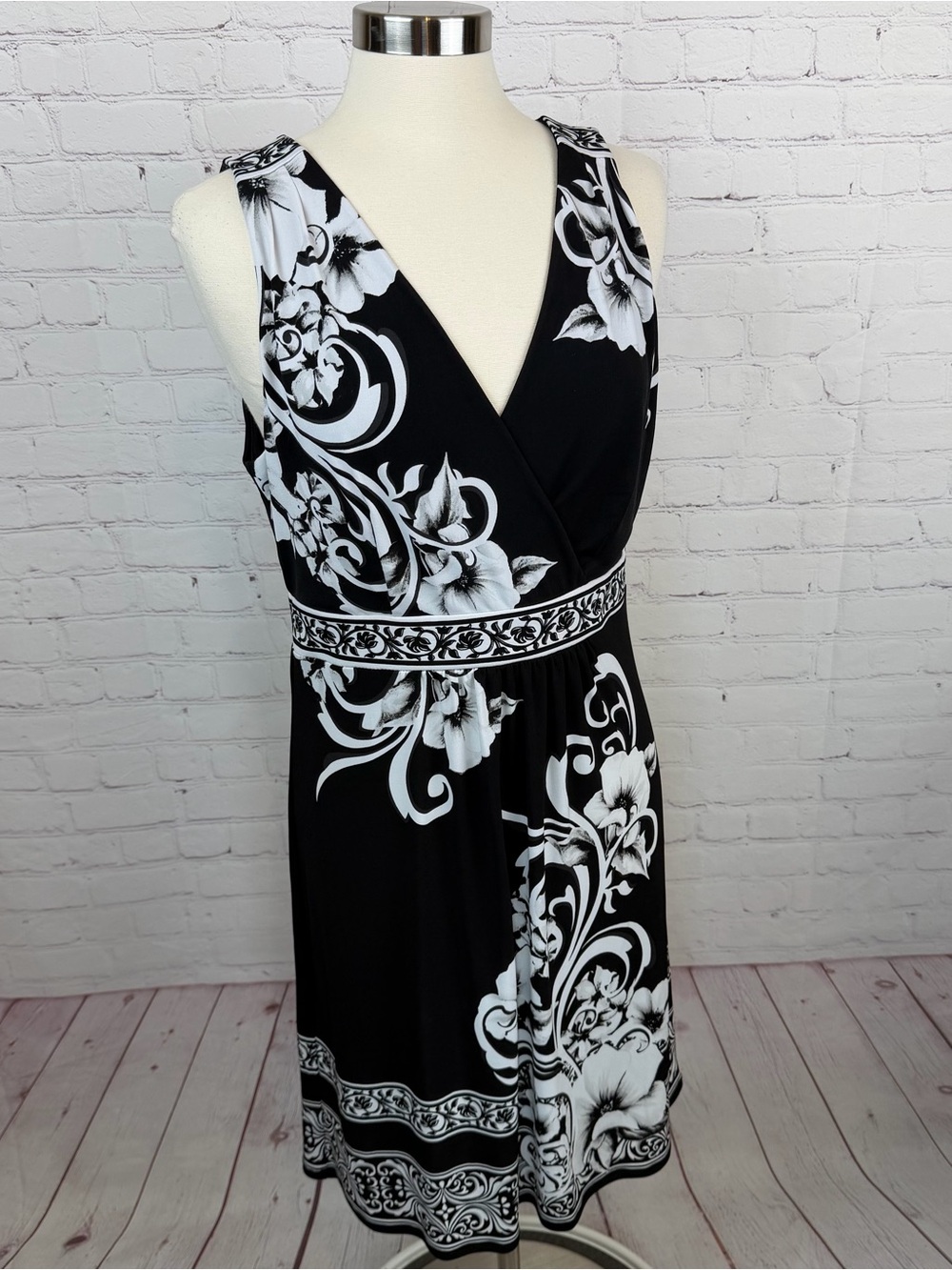 White House Black Market Black and White Floral Fitted Waist Midi Dress Large